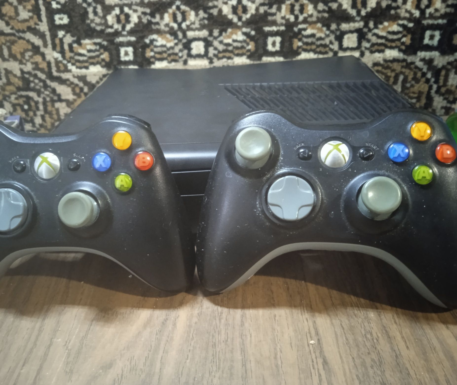 Xbox 360 в комплекті 2 джойстика