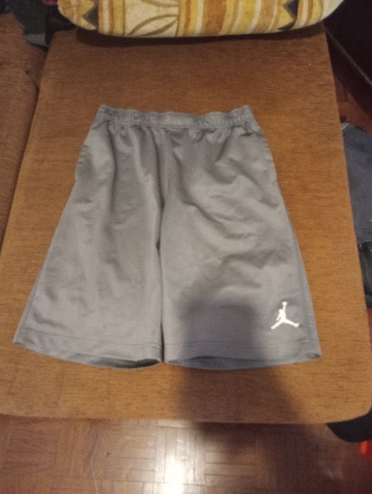 Nike air Jordan cinza tamanho M, cintura fina.