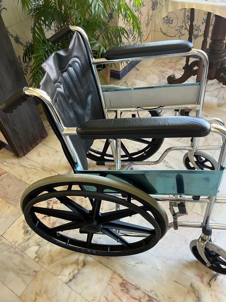 Cadeira clínica de rodas  nova