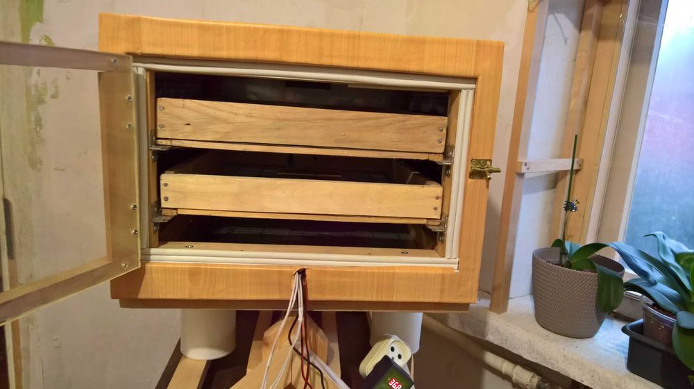 Инкубатор б\у на 200 куриных яиц с дополнительным питанием 12 в..