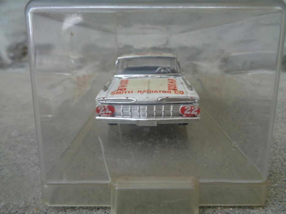 Carro em miniatura colecionavel em metal feito a mão, antigo.