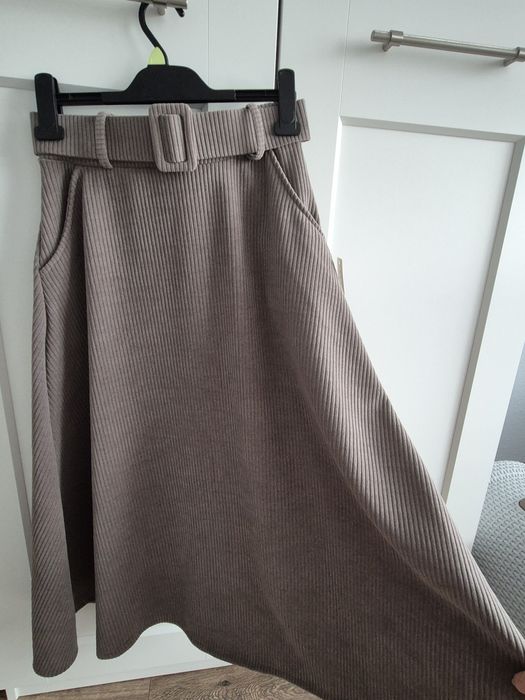 Sztruksowa spódnica midi, rozkloszowana, roz. 38 Nowa z metką