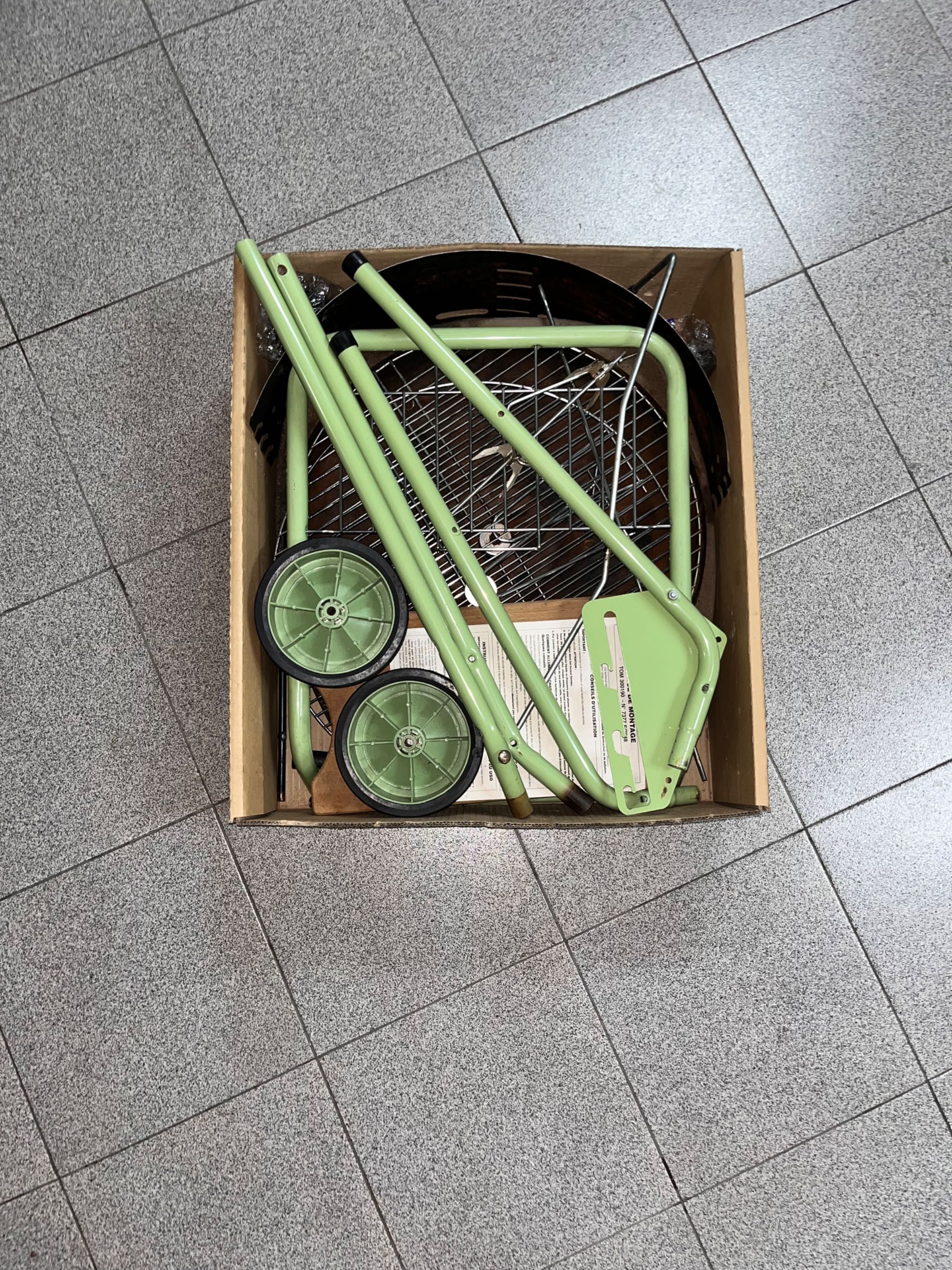 Grelhador novo com bases em ferro fundido e ventilador a pilhas