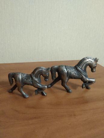 Лошади металлические в отличном состоянии цена за обе