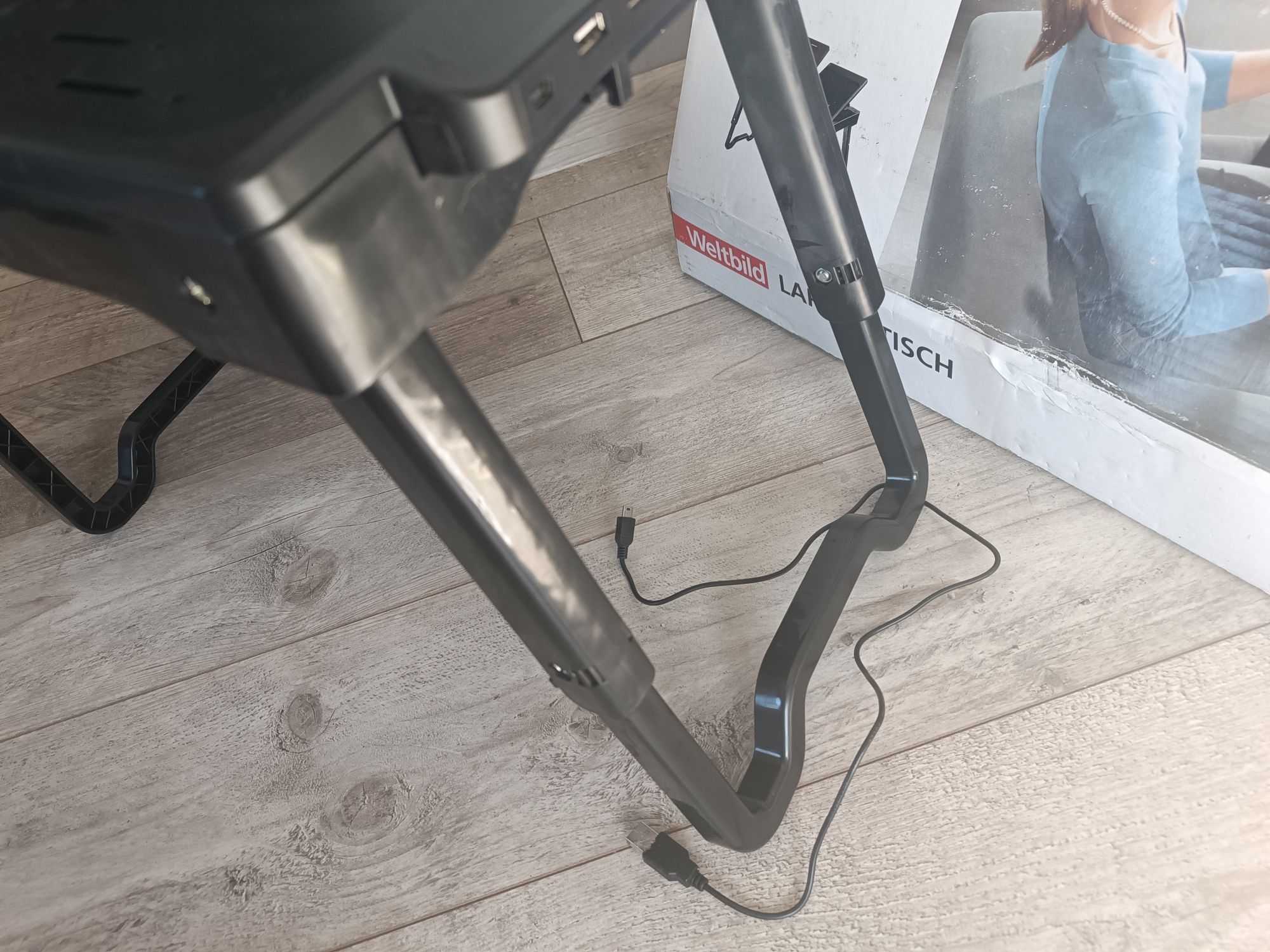 Stolik pod laptopa w bdb stanie, jak nowy