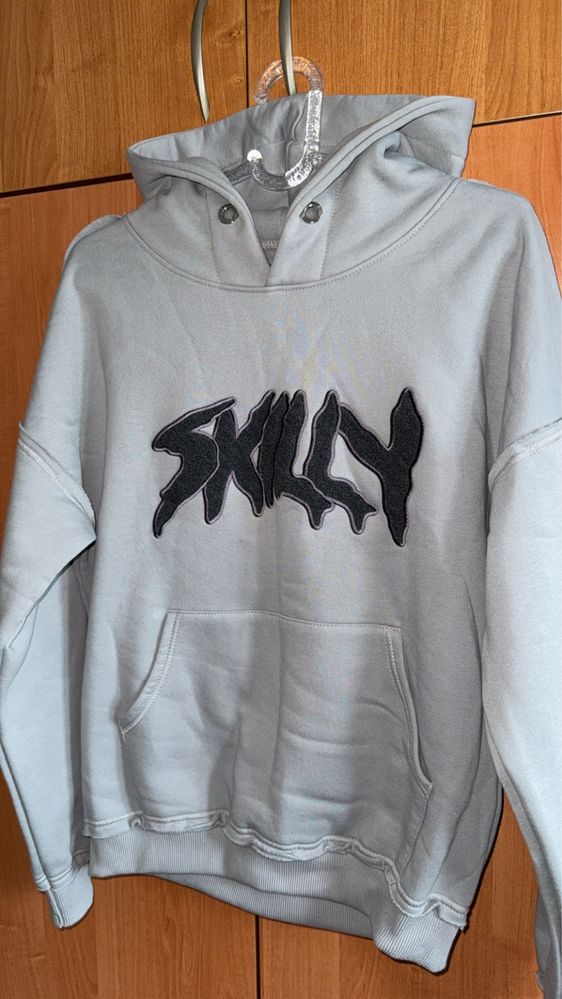 Szara bluza skilly