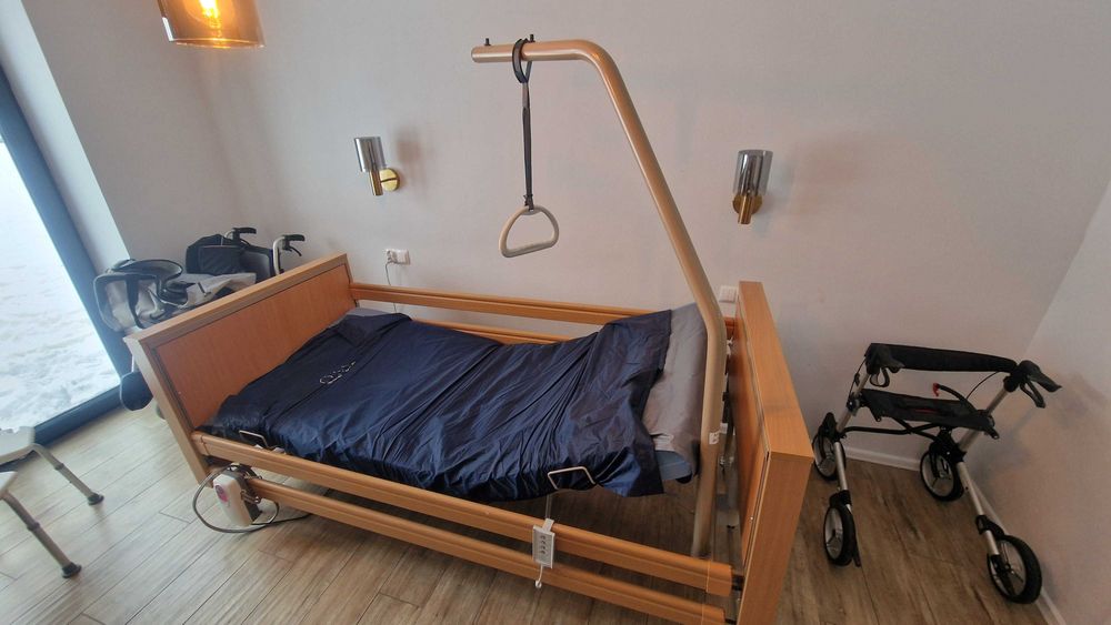 Ortopedyczne łóżko Vermeiren + krzesło prysznic.+ piel-majtki (roz. M)