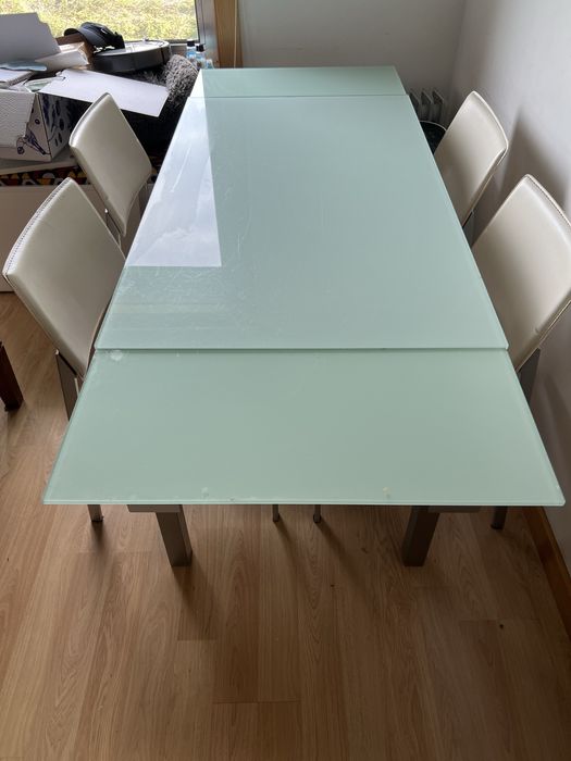 Mesa extensivel em vidro com 4 cadeiras