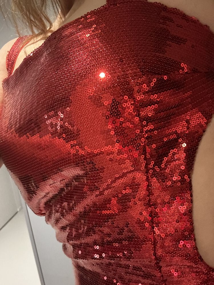 Czerwona sukienka cekiny