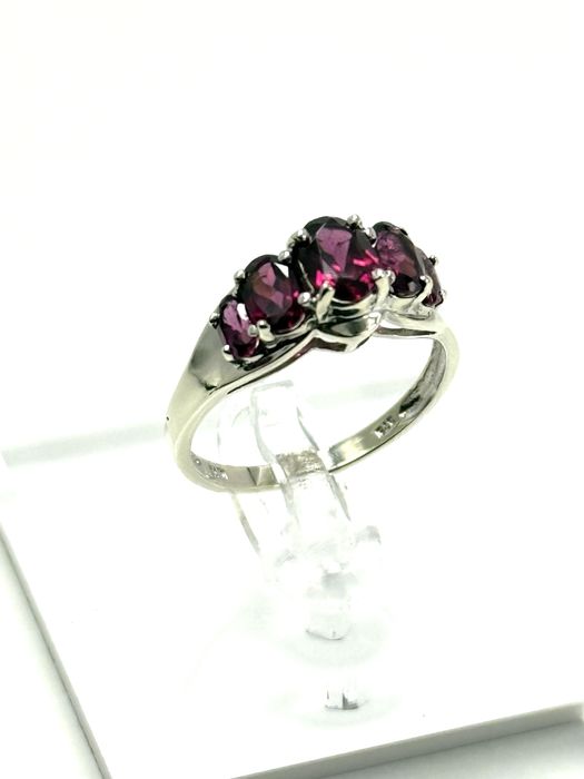 Złoty pierścionek z granatami