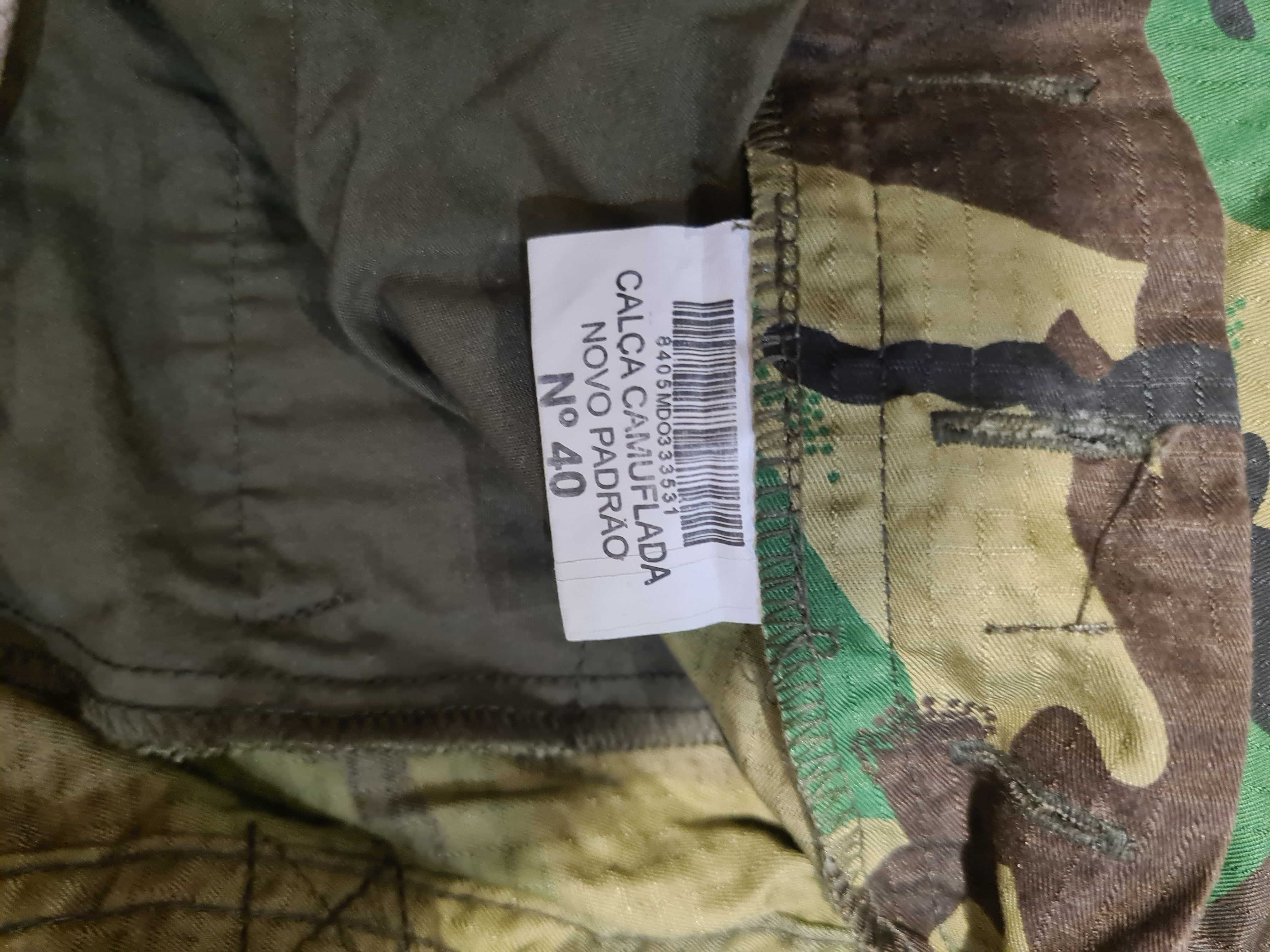 Calças camufladas em bom estado