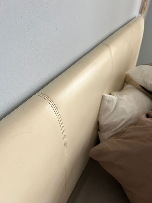 Cama + colchão branca pele