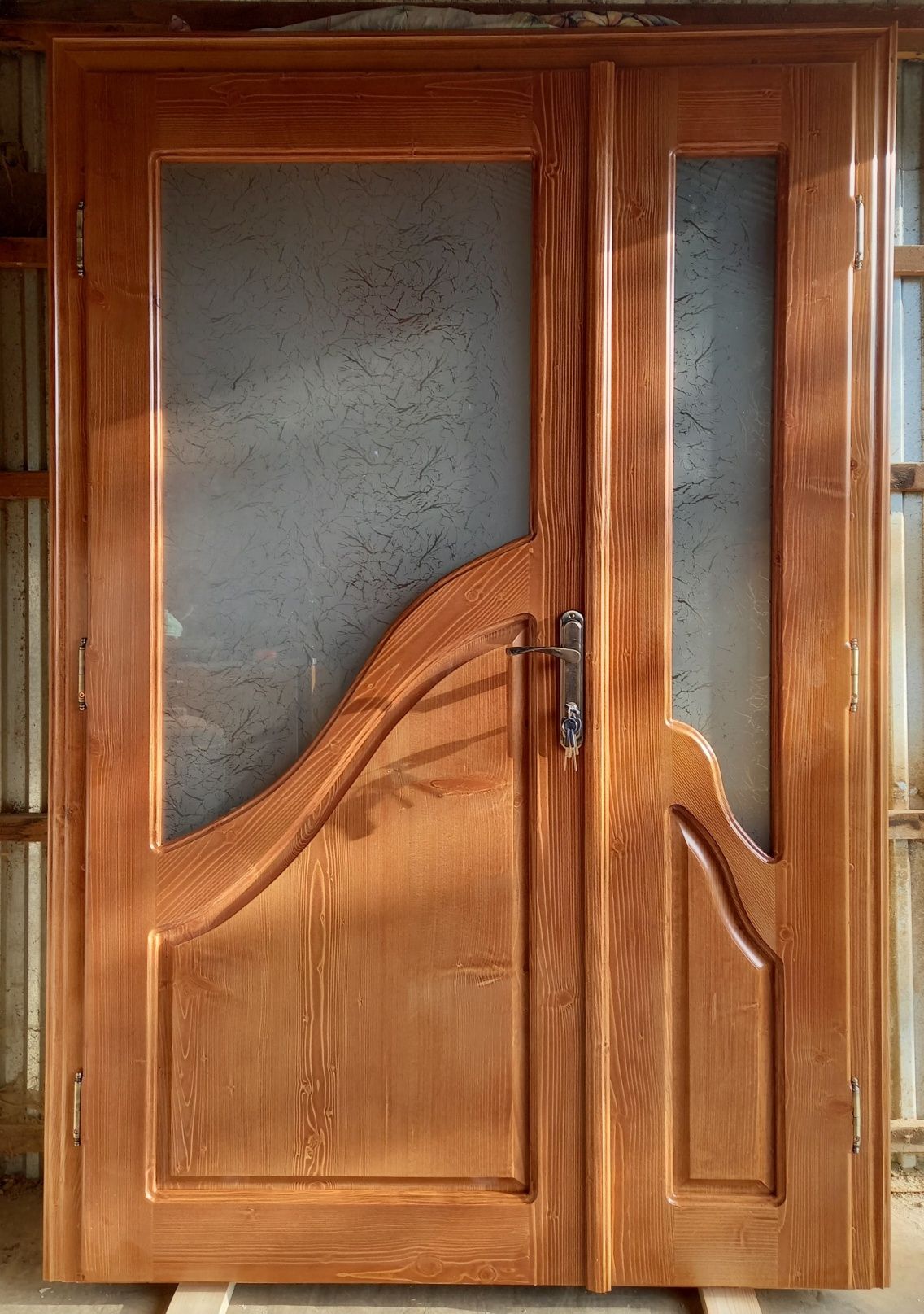 Двері  деревяні виготолені з матеріалу природньої сушки.