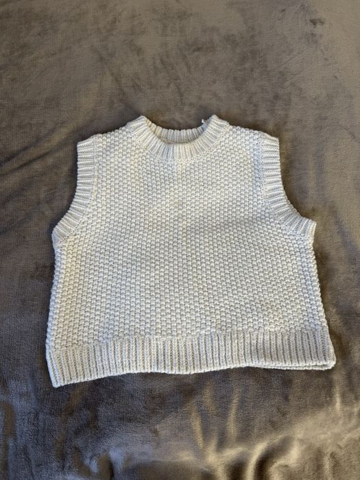 Жіноча вʼязана жилетка