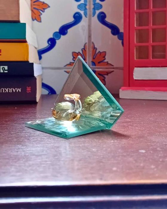 Decoração Antiga – Espelho com Baleia em Vidro e Detalhes Dourados