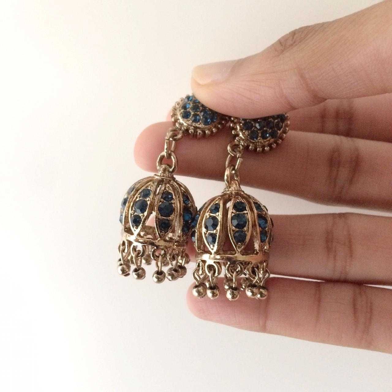 Brincos dourados Índia estilo Jhumka pedras azuis