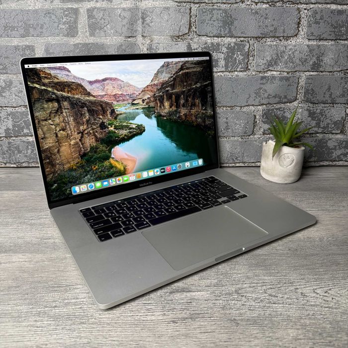 Ноубук Apple MacBook Pro 16 2019 Silver i7/16Gb/512Gb/PRO 5300M 4Gb