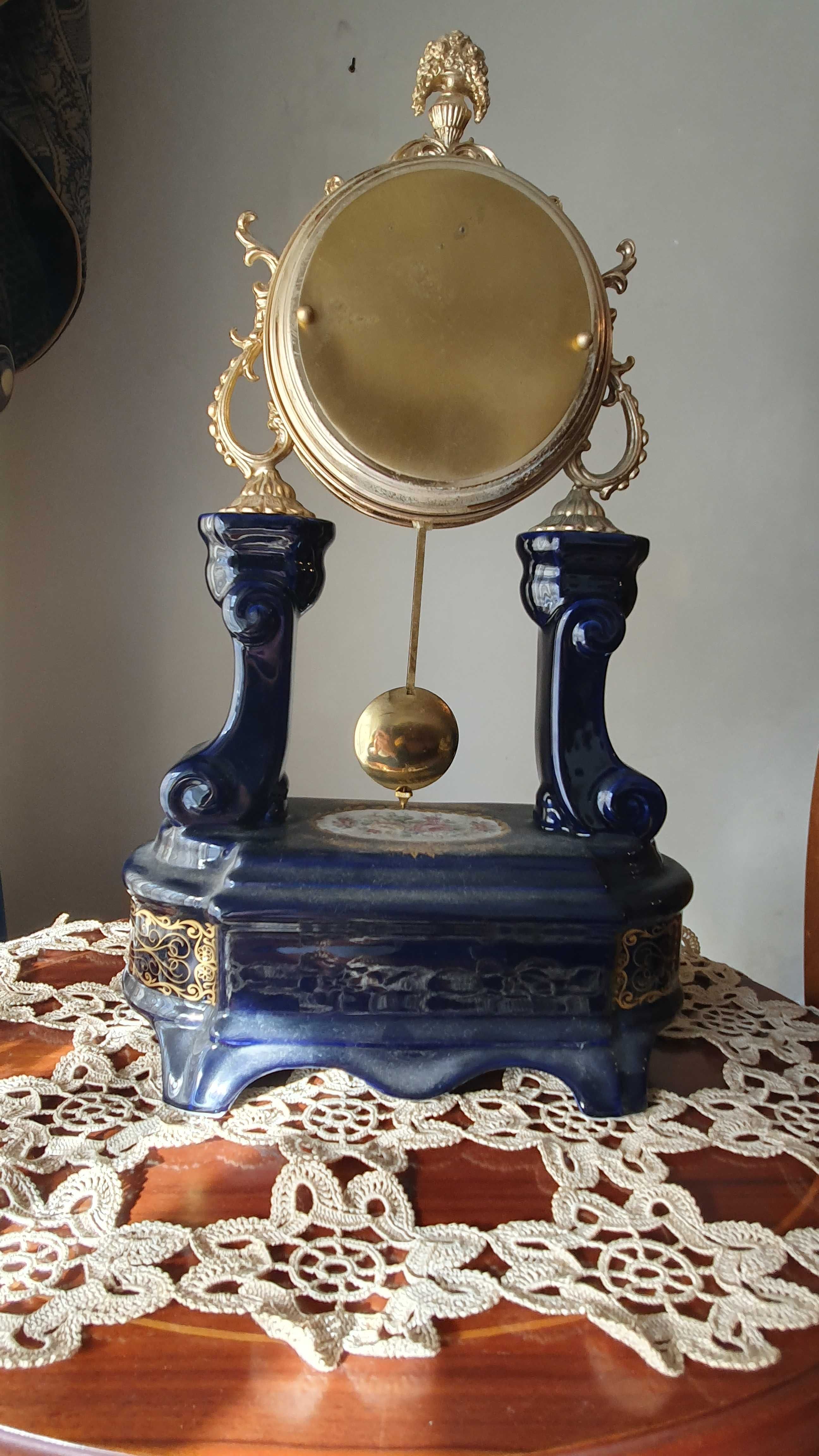 Relógio de pêndulo de mesa em porcelana Masoni, pintado à mão.