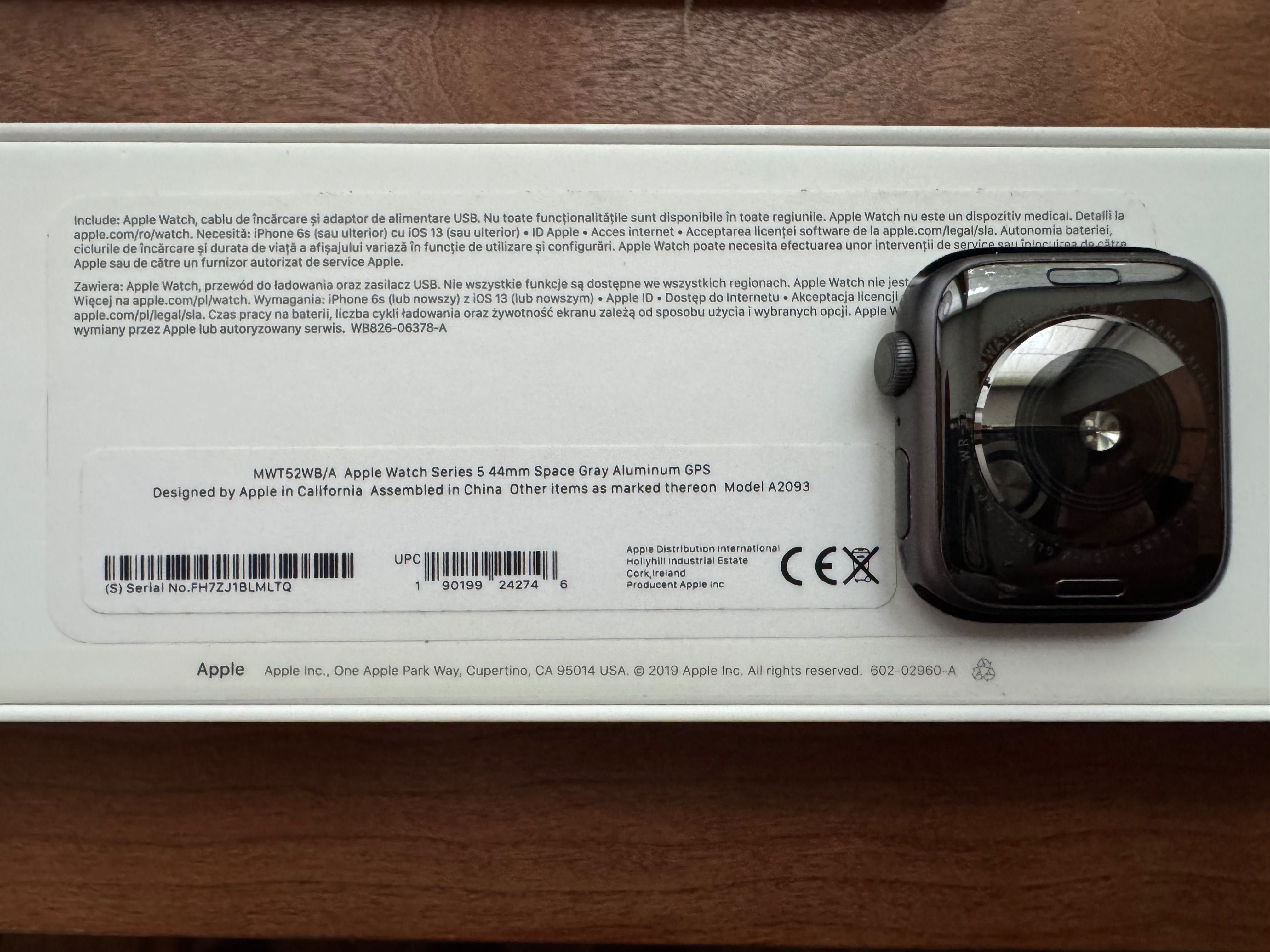 Apple Watch 5, 44mm, zestaw z ładowarką, stojakiem i 4 paskami