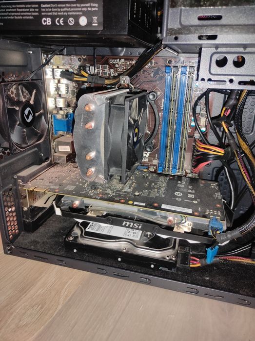 Komputer PC w zestawie z monitorem, klawiaturą i myszką.
