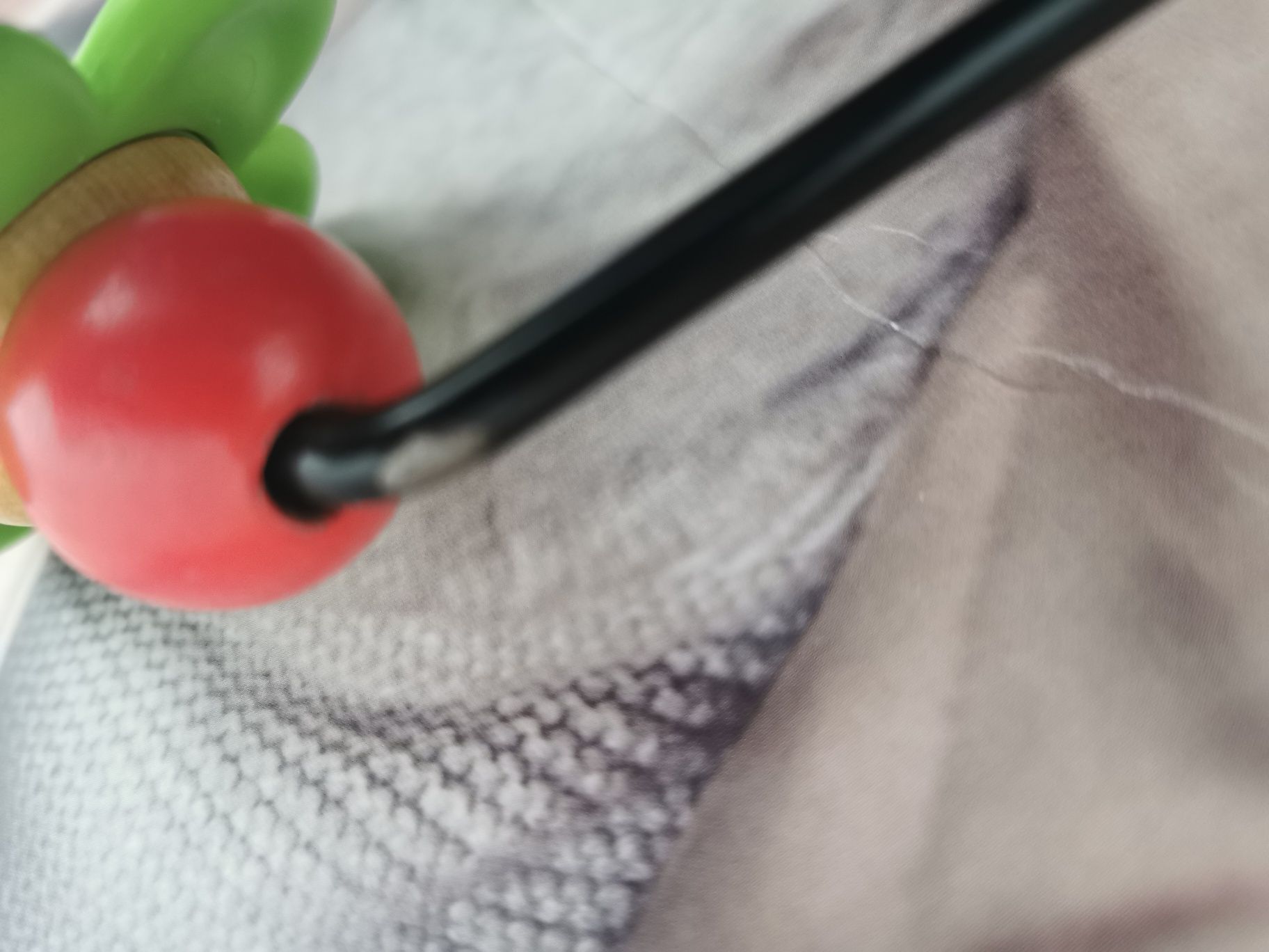 BabyBjorn Googly Eyes szalone oczy pałąk zabawka do bujaczek lezaczek
