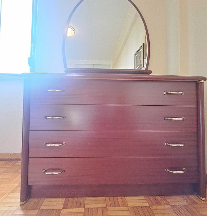 Cómoda de muito boa qualidade com Espelho