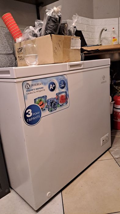 Розпродаються меблі та техніка з кав'ярні