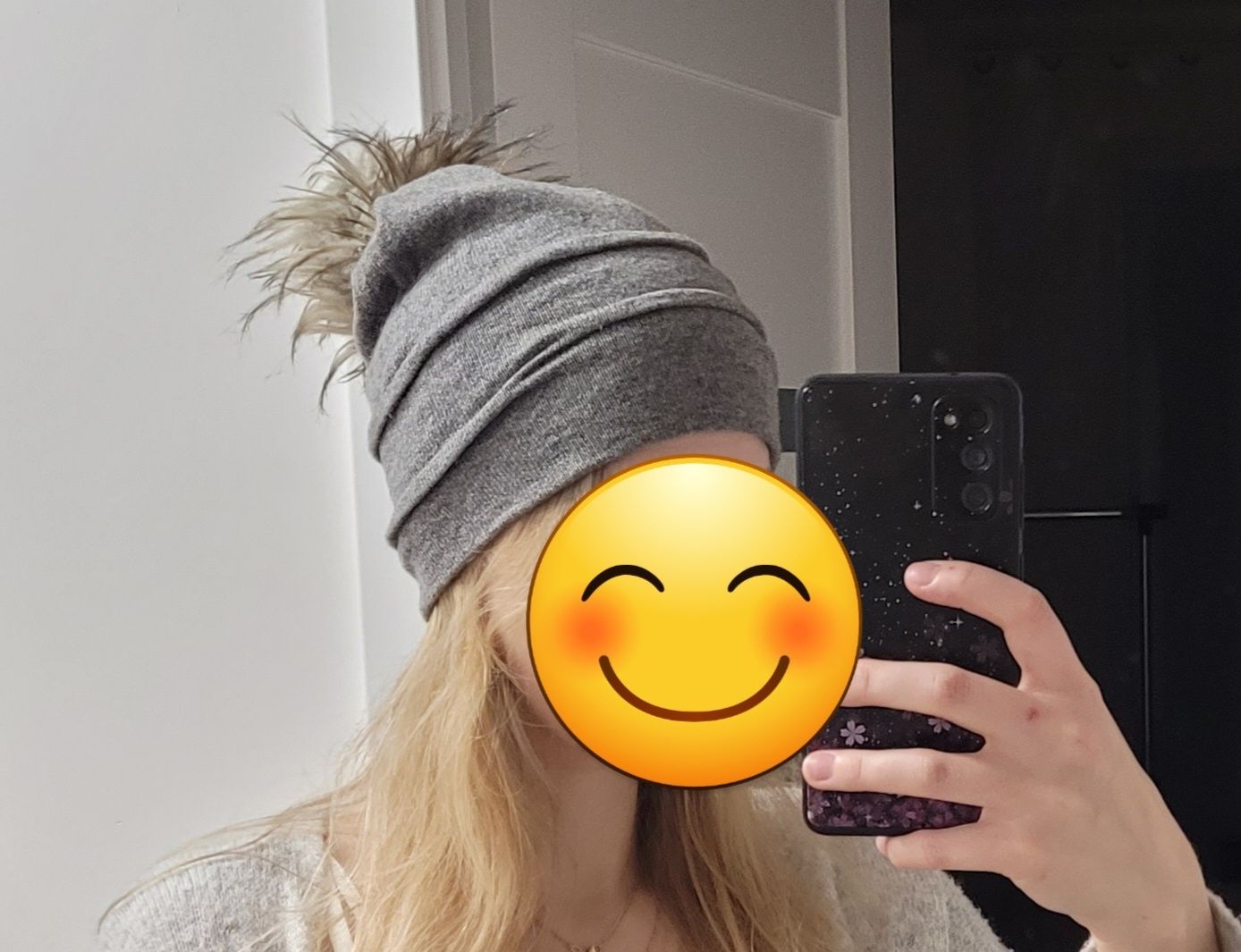 Szara czapka z pomponem z kaszmiru