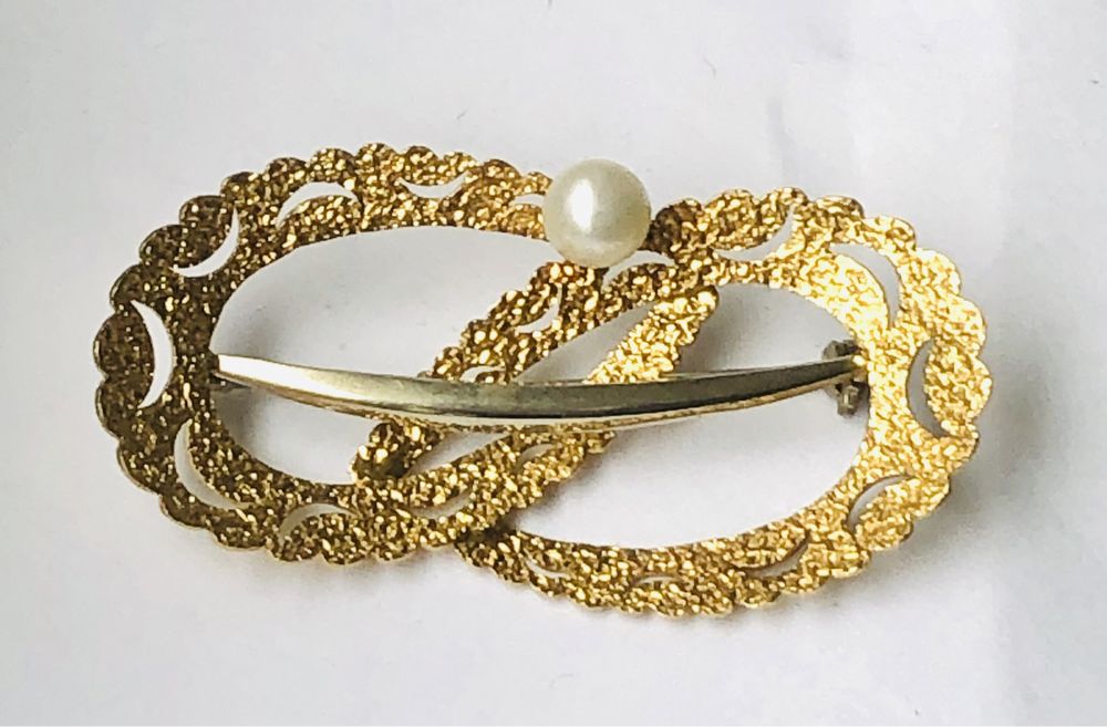 Złota broszka z perłą 750