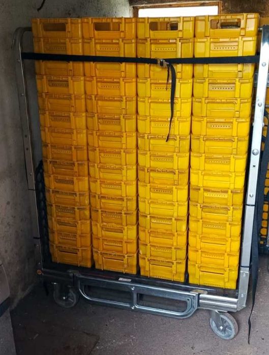 Wózek transportowy że skrzynkami