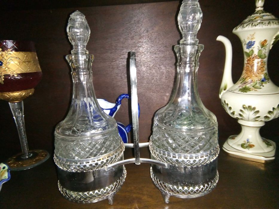 Garrafas em vidro lapidado nunca usadas