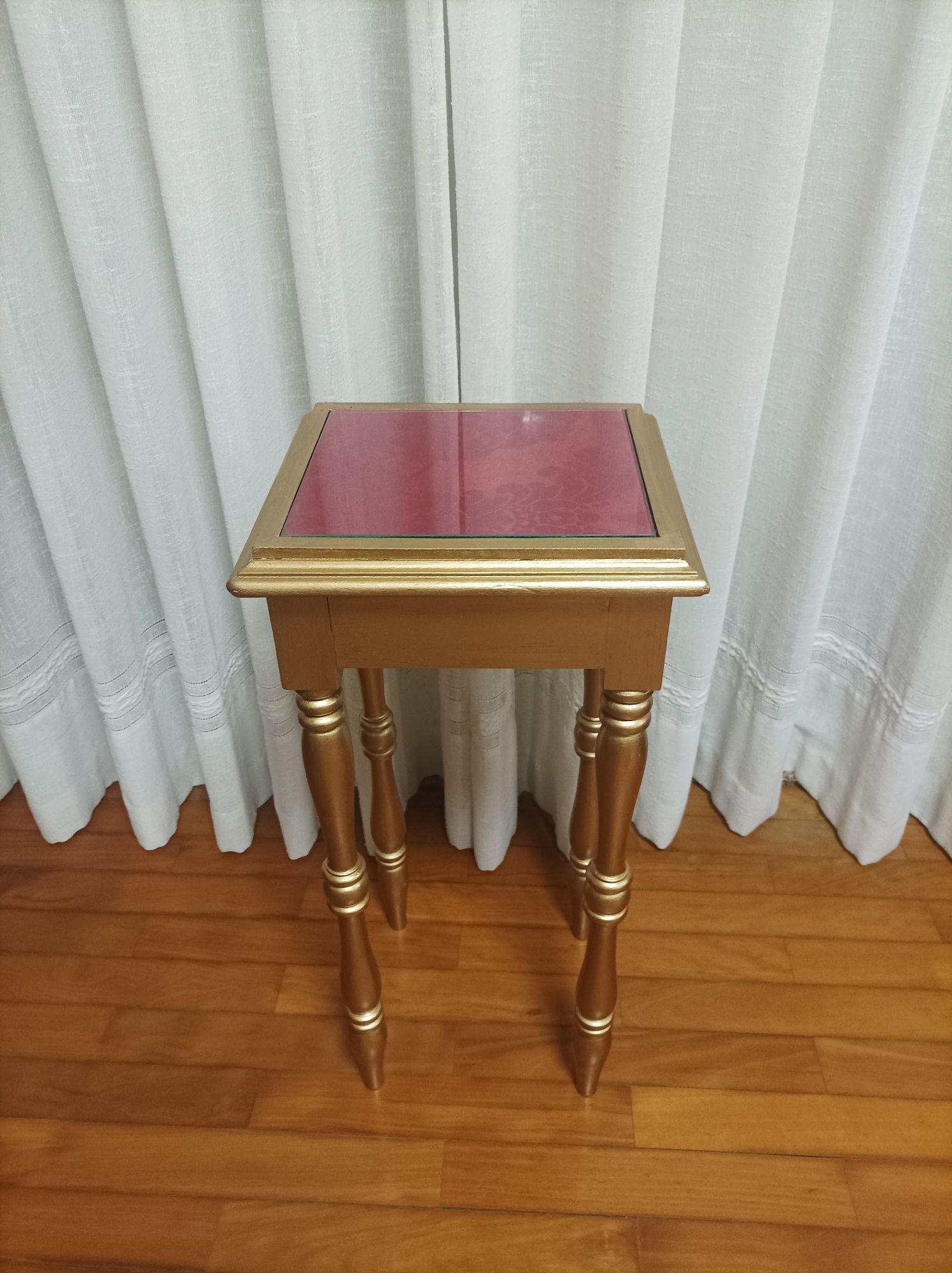 Conjunto centenário restaurado acabamento em ouro velho.
