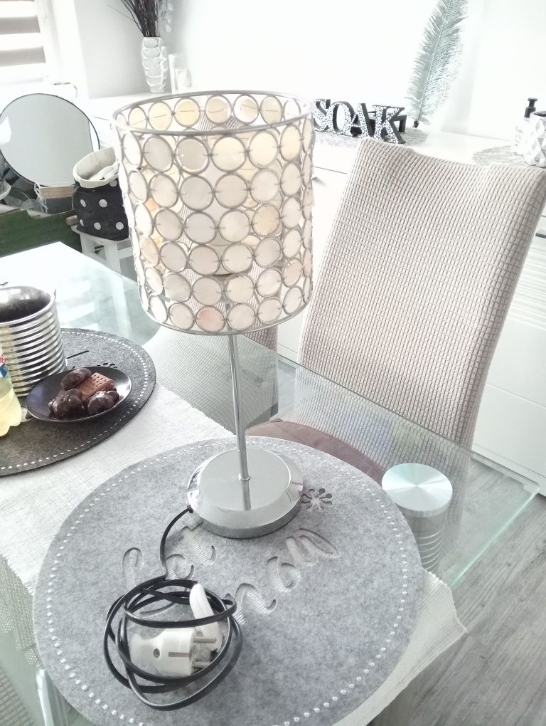 Lampka nocna do sypialni salonu