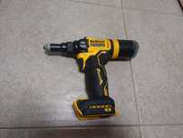 Заклепочник DeWalt DCF403.