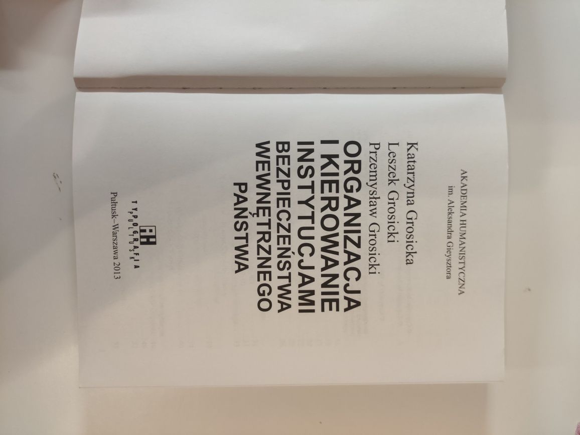 Książka "Organizacja i kierowanie instytucjami bezpieczeństwa wewn..."