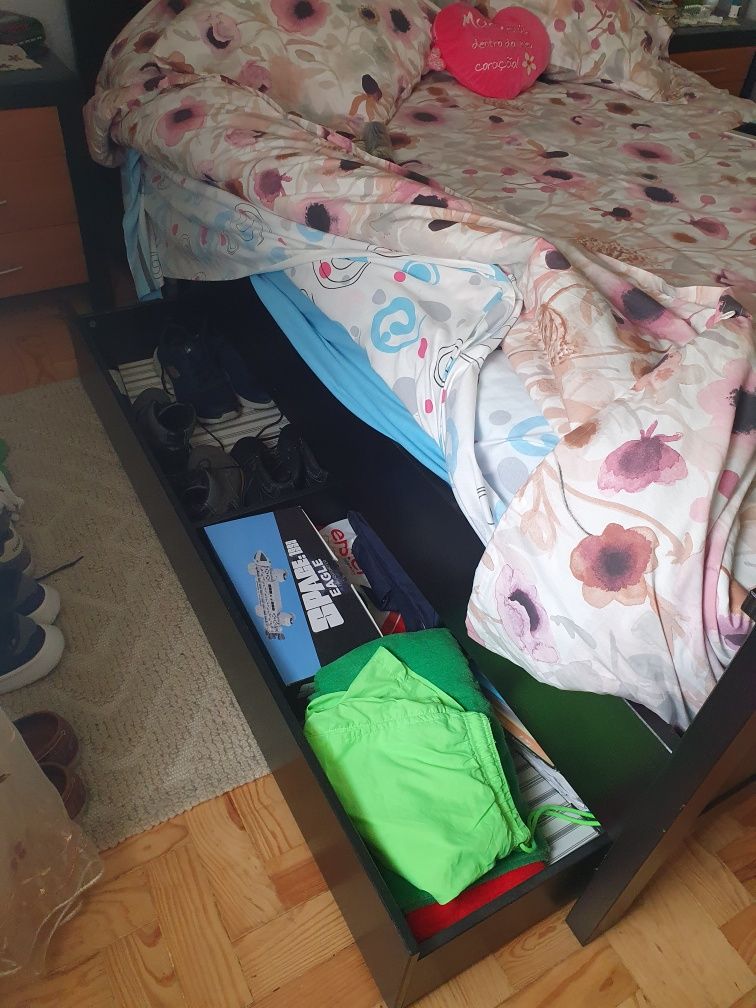 Cama Ikea com gavetas por baixo