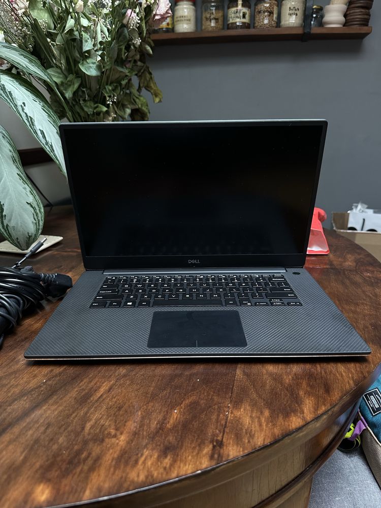 Dell XPS 15 9570 / i7-8750H / 32 GB RAM / SSD / NVIDIA