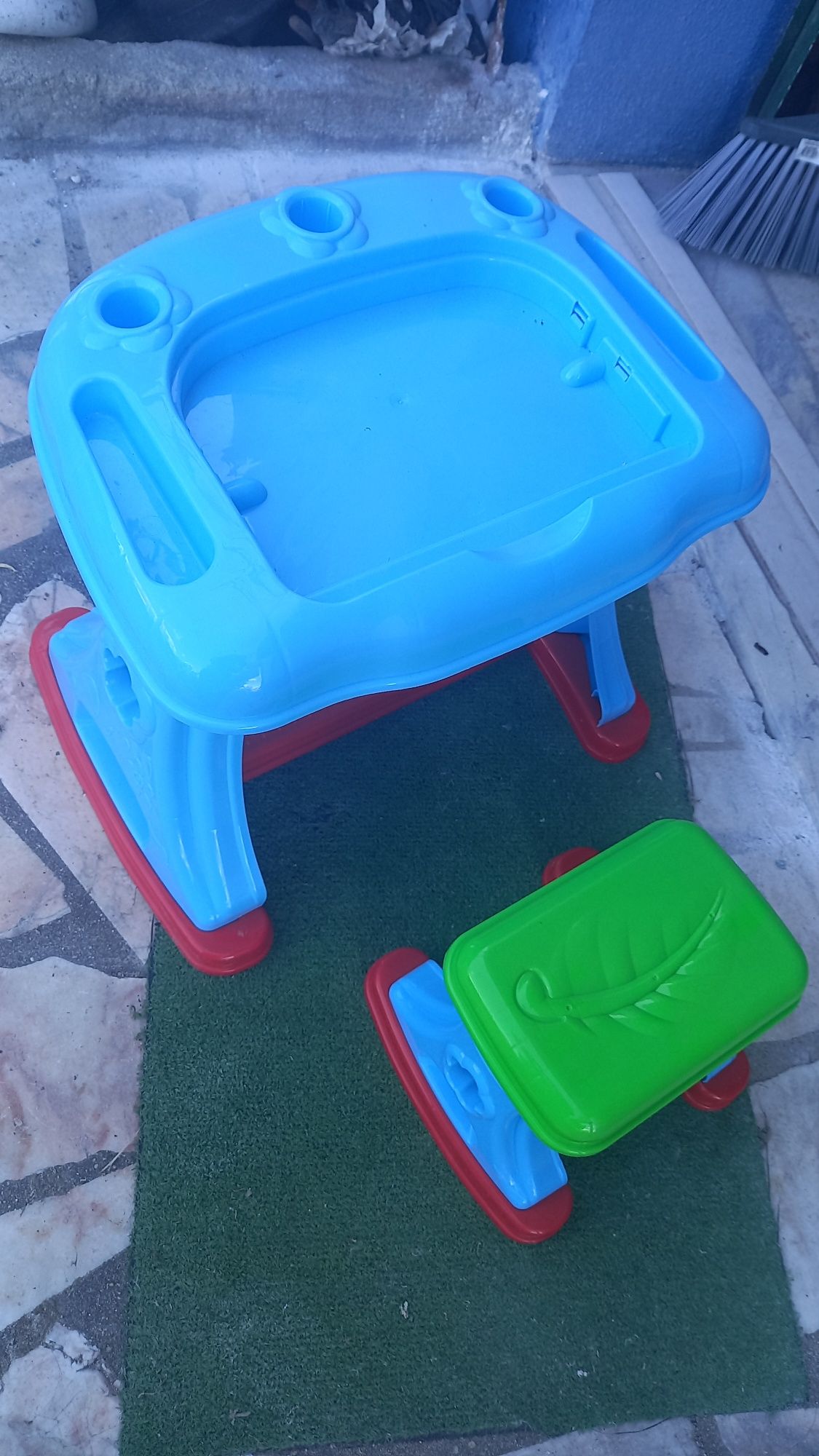 Vendo mesa de atividades em fibra com banco