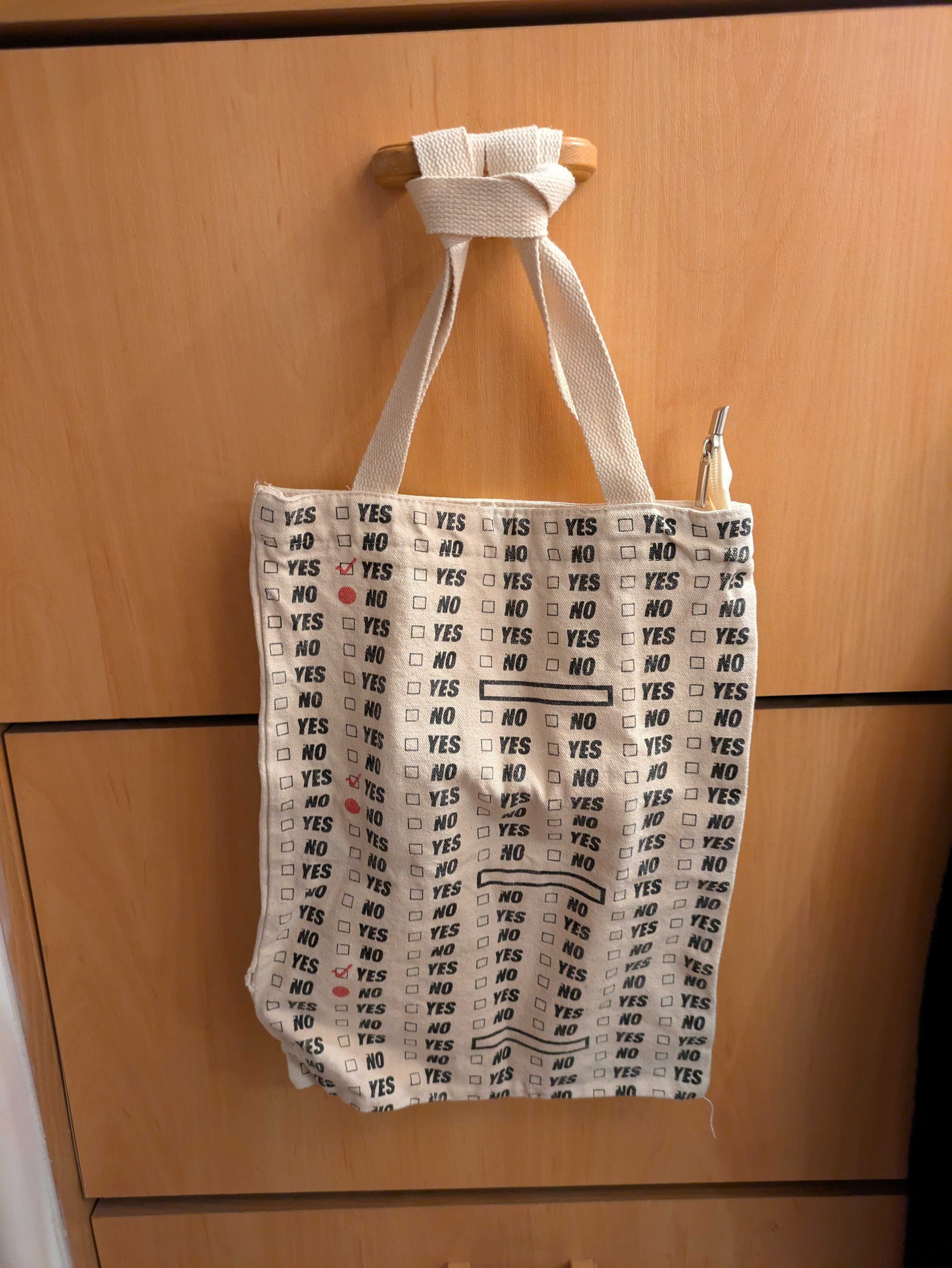 Torba z napisami, biała, lekko uszkodzona