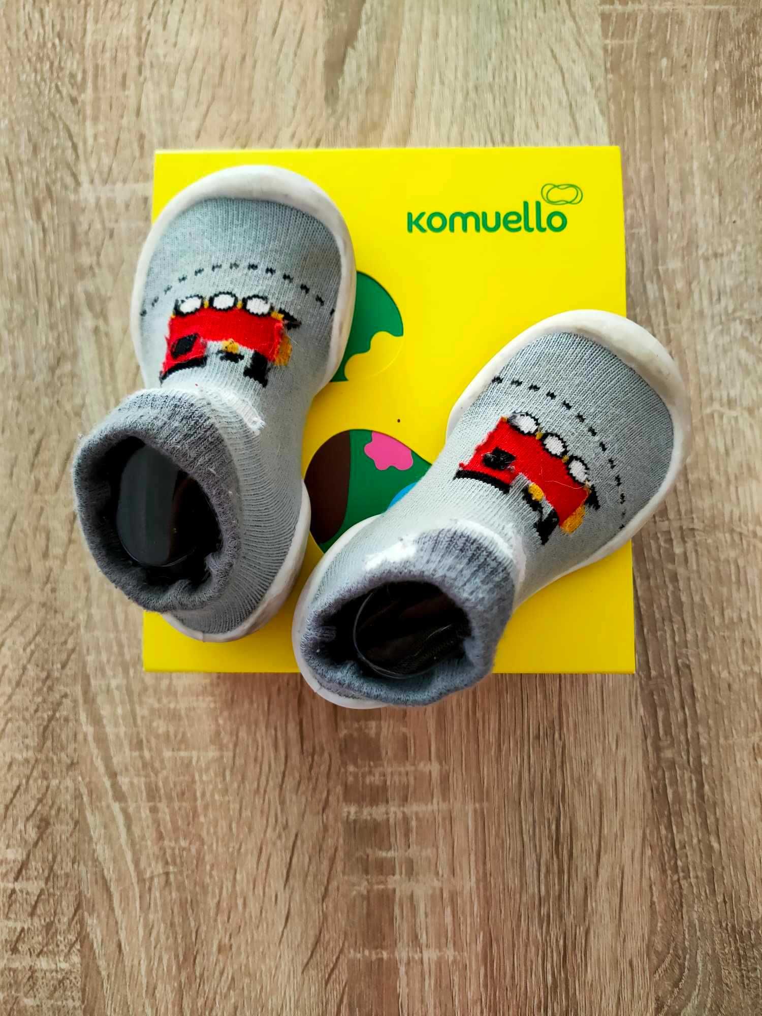 komuello, pierwsze kapcie/buty