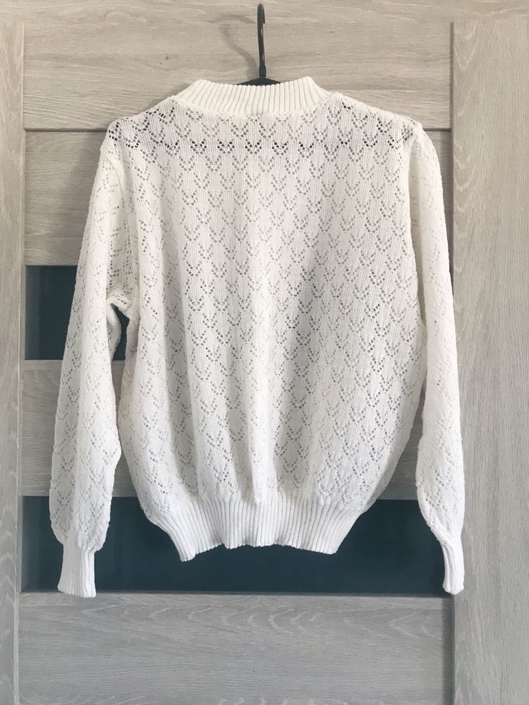 Biały ażurowy sweter