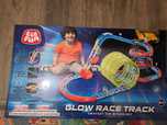Swiecace tory z autkiem Elefun . Glow race track
