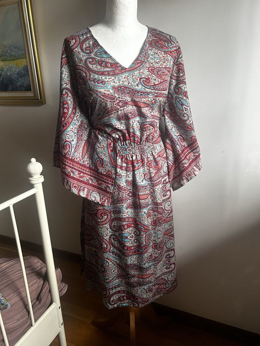 Vendo os 4 vestidoVestem varios tamanhos e sao vestidos tipo indianos.