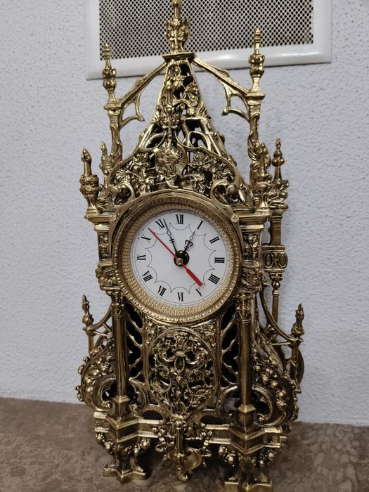 Vendo este Relógio em metal em muito bom estado trabalha muito bem
