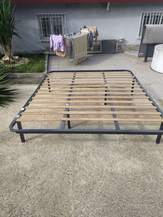 Estrado, cama com pés, bem conservado mó