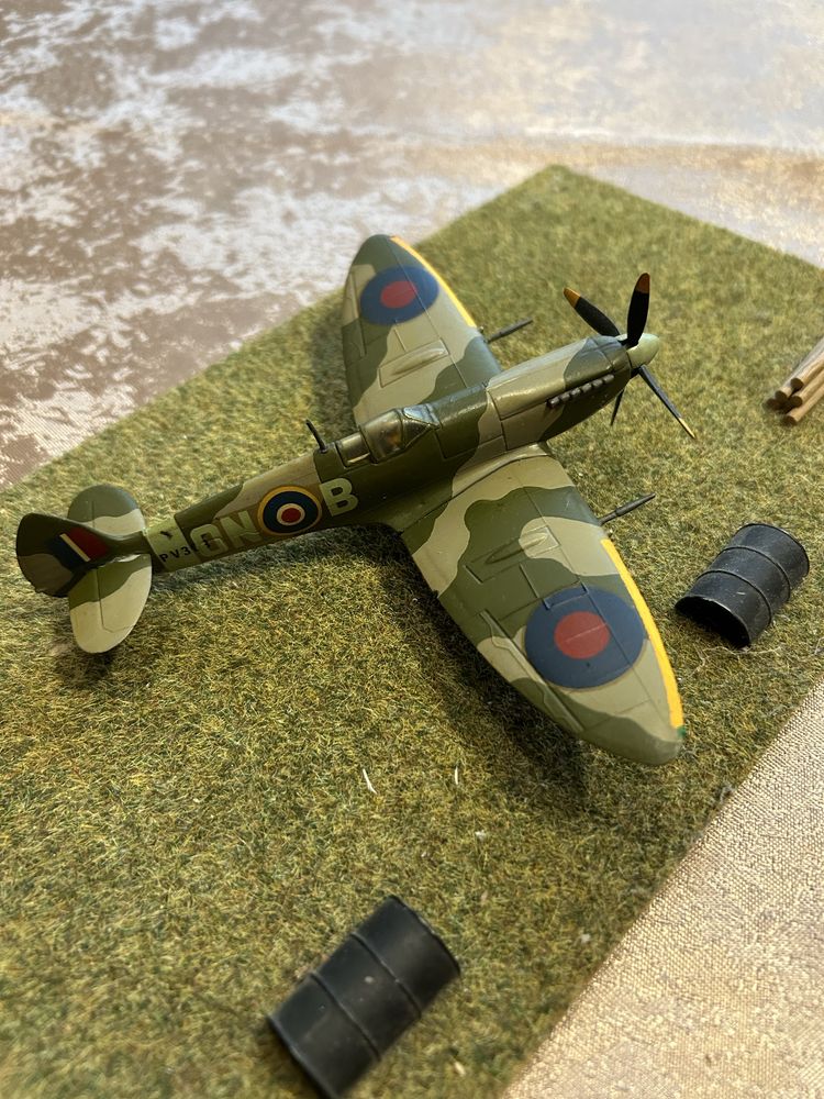 Model myśliwca Supermarine Spitfire Mk IX 126 Dyonu RAF w skali 1:72