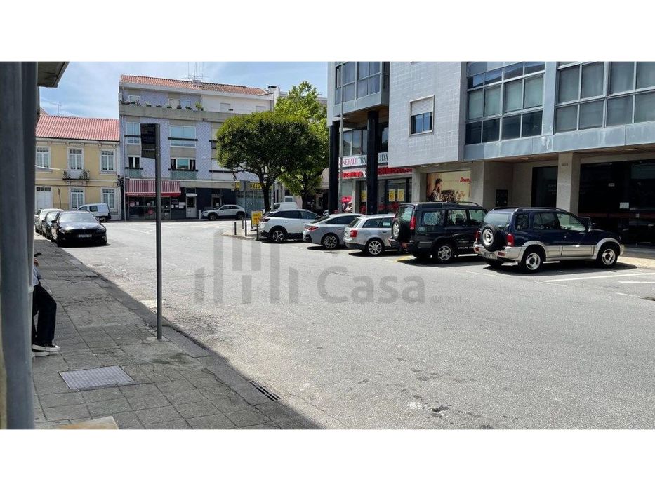 Vende-se Loja-Armazém - Fujacal - Braga