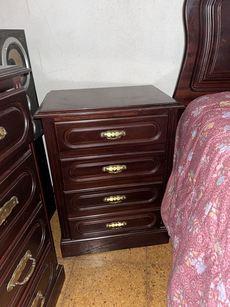 Mobilia de quarto antiga em bom estado
