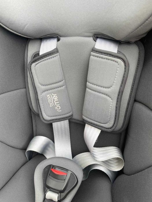 Fotelik samochodowy Britax Römer Dualfix 2 R obrotowy ISOFIX RWF 0–18