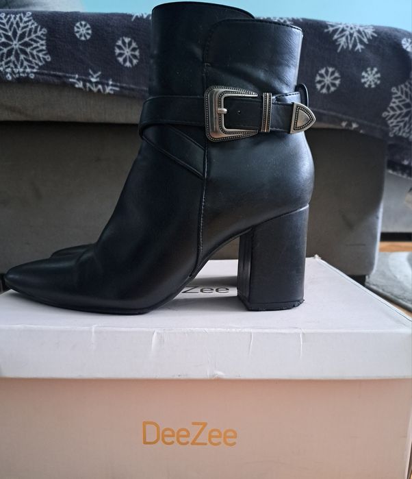 Botki czarne z klamra